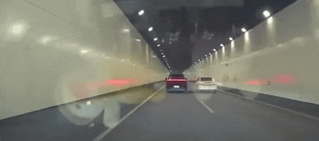 隧道内打开车门恶意别车？西安警方：14岁男孩无证驾驶，开门者17岁