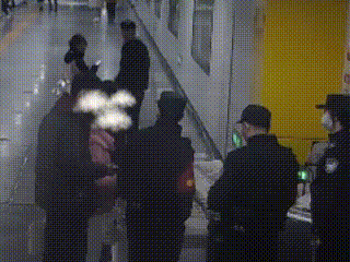 长沙地铁站，突然出现一堆行李箱……