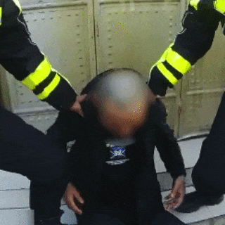 猝不及防！民警被当街“抱大腿”