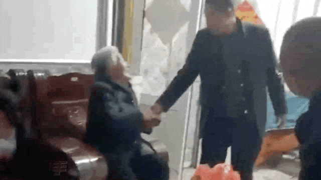 交警拦下闯红灯男子,竟查无此人!结局出人意料 交警拦下闯红灯男子,竟查无此人!结局出人意料