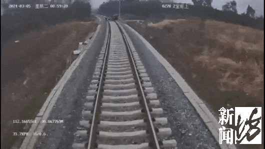 惊险瞬间!三轮车被卡铁路道口,火车急驶而来…就差30厘米! 惊险瞬间!三轮车被卡铁路道口,火车急驶而来…就差30厘米!