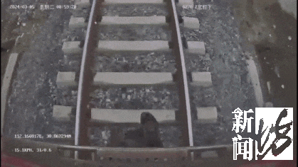 惊险瞬间!三轮车被卡铁路道口,火车急驶而来…就差30厘米! 惊险瞬间!三轮车被卡铁路道口,火车急驶而来…就差30厘米!