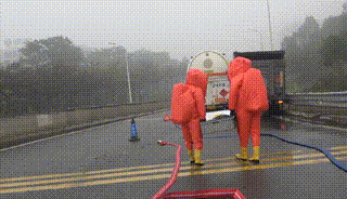 危险!两辆危险品运输车高速相撞,有爆炸风险 危险!两辆危险品运输车高速相撞,有爆炸风险