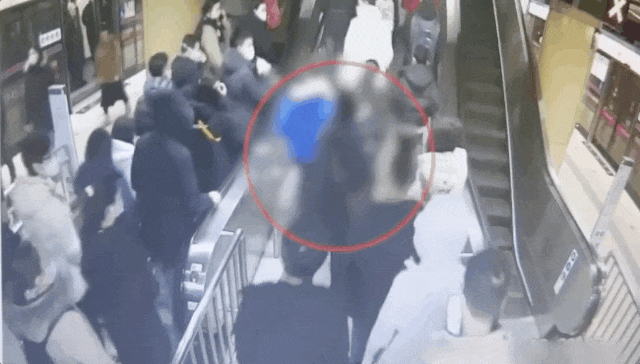 两名男子地铁站里边赶路边打架,被拘! 两名男子地铁站里边赶路边打架,被拘!