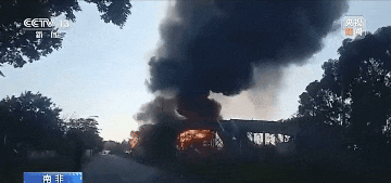 危险!两辆危险品运输车高速相撞,有爆炸风险 危险!两辆危险品运输车高速相撞,有爆炸风险