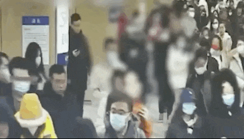 两名男子地铁站里边赶路边打架,被拘! 两名男子地铁站里边赶路边打架,被拘!