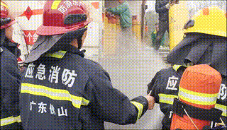 危险!两辆危险品运输车高速相撞,有爆炸风险 危险!两辆危险品运输车高速相撞,有爆炸风险