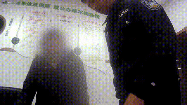 只因两个字，银行柜员当场“翻脸”，惊动了警察！