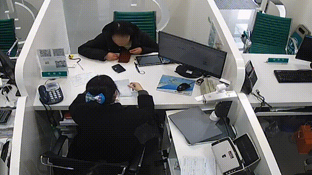 只因两个字，银行柜员当场“翻脸”，惊动了警察！