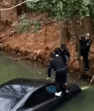 杭州突发！爸爸开车送儿子，油门当刹车，直接冲进…