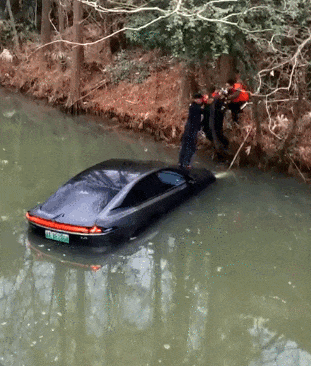 杭州突发！爸爸开车送儿子，油门当刹车，直接冲进…