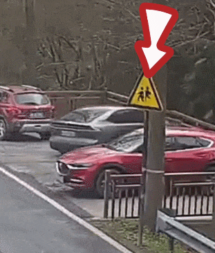 杭州突发！爸爸开车送儿子，油门当刹车，直接冲进…