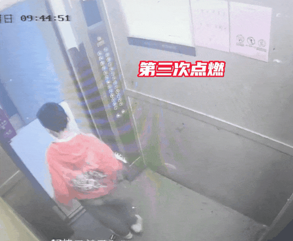 13岁“红孩儿”现身电梯,施展“三昧真火” 13岁“红孩儿”现身电梯,施展“三昧真火”