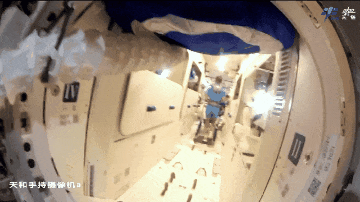 航天员在空间站是如何休息的?来揭秘→ 航天员在空间站是如何休息的?来揭秘→