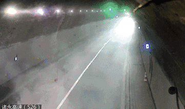 隧道内车辆起火、浓烟滚滚，他们逆行而上！