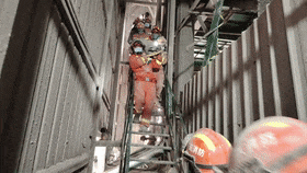 搅拌站内，20多米高空作业的工人，安全绳断裂掉进水泥……