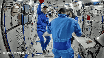 航天员在空间站是如何休息的?来揭秘→ 航天员在空间站是如何休息的?来揭秘→