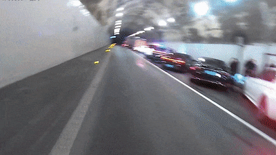 隧道内车辆起火、浓烟滚滚，他们逆行而上！