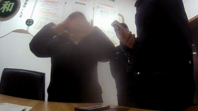 因为两个字，银行柜员当场"翻脸"，网友：干得漂亮！