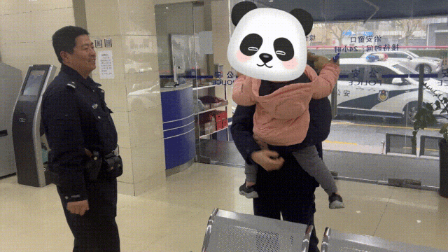 3岁女童车流间滑行3公里 蜀黍“甜蜜攻势”助父女团聚