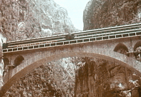 排队爬山?铁道兵顺手修路的地方竟然火了! 排队爬山?铁道兵顺手修路的地方竟然火了!