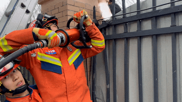 紧急!钢筋刺穿工人身体,紧挨心脏 紧急!钢筋刺穿工人身体,紧挨心脏