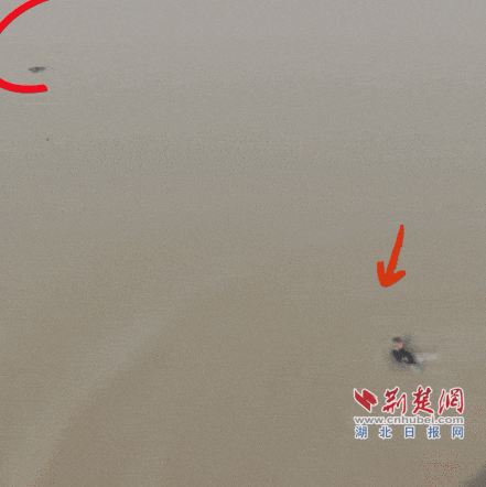 63岁老兵从十多米高处纵身一跃,网友:“这得多大勇气!” 63岁老兵从十多米高处纵身一跃,网友:“这得多大勇气!”