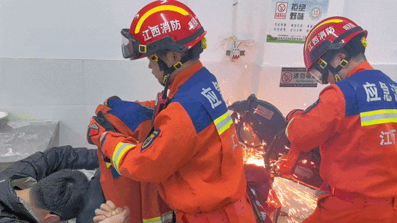 这得有多痛啊!男子手臂卷进压面机痛苦呻吟…… 这得有多痛啊!男子手臂卷进压面机痛苦呻吟……