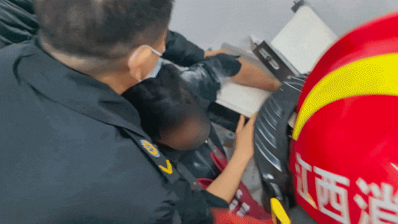 这得有多痛啊!男子手臂卷进压面机痛苦呻吟…… 这得有多痛啊!男子手臂卷进压面机痛苦呻吟……