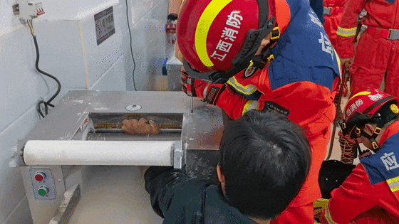 这得有多痛啊!男子手臂卷进压面机痛苦呻吟…… 这得有多痛啊!男子手臂卷进压面机痛苦呻吟……