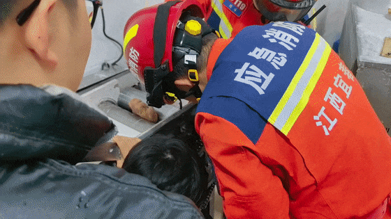 这得有多痛啊!男子手臂卷进压面机痛苦呻吟…… 这得有多痛啊!男子手臂卷进压面机痛苦呻吟……