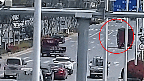 惊魂3分钟!多位司机“逼停” 黑色轿车…… 惊魂3分钟!多位司机“逼停” 黑色轿车……