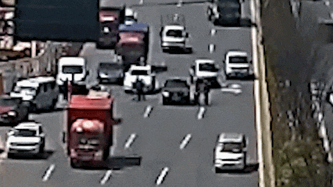 惊魂3分钟!多位司机“逼停” 黑色轿车…… 惊魂3分钟!多位司机“逼停” 黑色轿车……