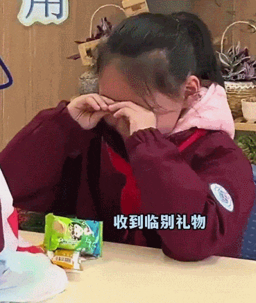 二年级女生冲进教室，眼前一幕看哭了