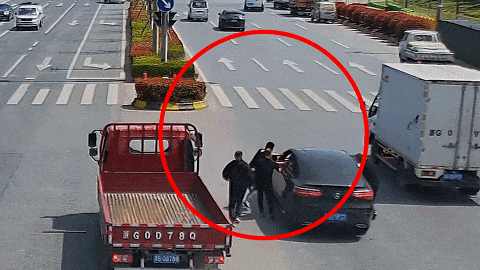 惊魂3分钟!多位司机“逼停” 黑色轿车…… 惊魂3分钟!多位司机“逼停” 黑色轿车……