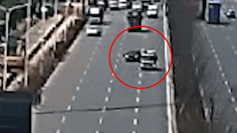 惊魂3分钟!多位司机“逼停” 黑色轿车…… 惊魂3分钟!多位司机“逼停” 黑色轿车……