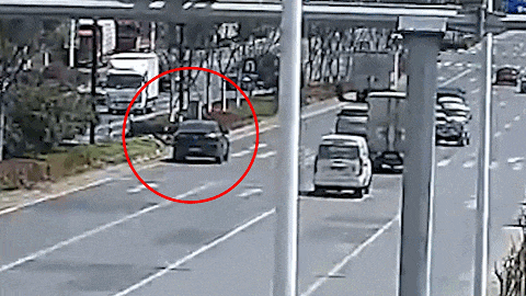 惊魂3分钟!多位司机“逼停” 黑色轿车…… 惊魂3分钟!多位司机“逼停” 黑色轿车……