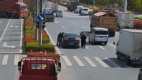 惊魂3分钟!多位司机“逼停” 黑色轿车…… 惊魂3分钟!多位司机“逼停” 黑色轿车……