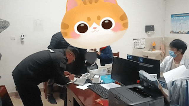 “警察叔叔,快帮帮我们!” “警察叔叔,快帮帮我们!”