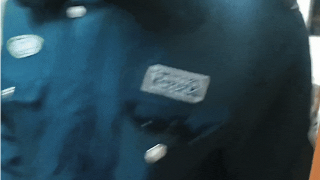 “警察叔叔,快帮帮我们!” “警察叔叔,快帮帮我们!”