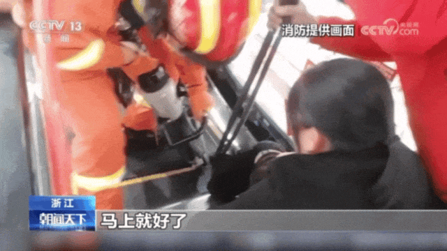 惊魂一幕！女子下半身被卷入扶梯！警惕...