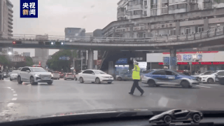 用“舞步”指挥交通 这位交警被网友称赞! 用“舞步”指挥交通 这位交警被网友称赞!