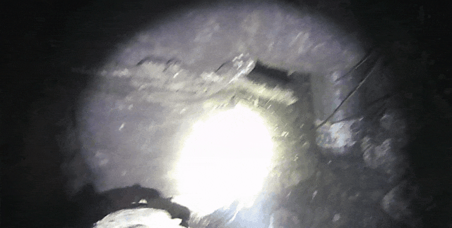 一踩、一空，新疆一女子深陷井中淤泥