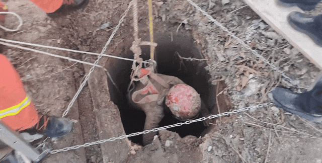 一踩、一空，新疆一女子深陷井中淤泥