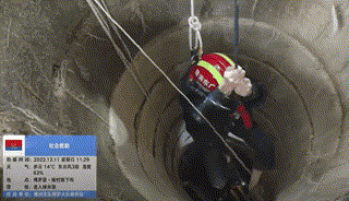 一踩、一空，新疆一女子深陷井中淤泥