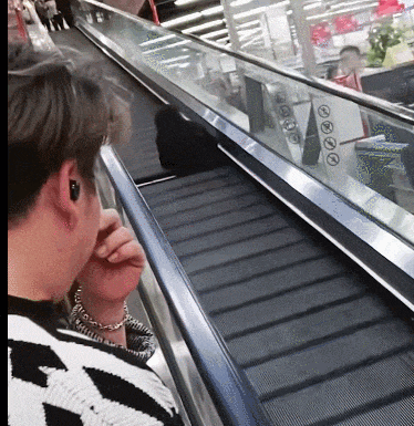 惊险！女子被卷入自动扶梯，这些危险动作要注意