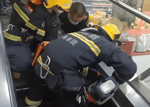 惊险！女子被卷入自动扶梯，这些危险动作要注意