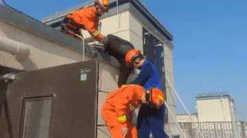 18楼楼顶七旬老人欲轻生！消防员：“爷，我跟你孙子差不多大。”