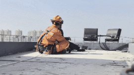 18楼楼顶七旬老人欲轻生！消防员：“爷，我跟你孙子差不多大。”