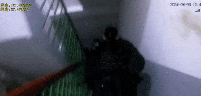 危急时刻!他“从天而降” 危急时刻!他“从天而降”